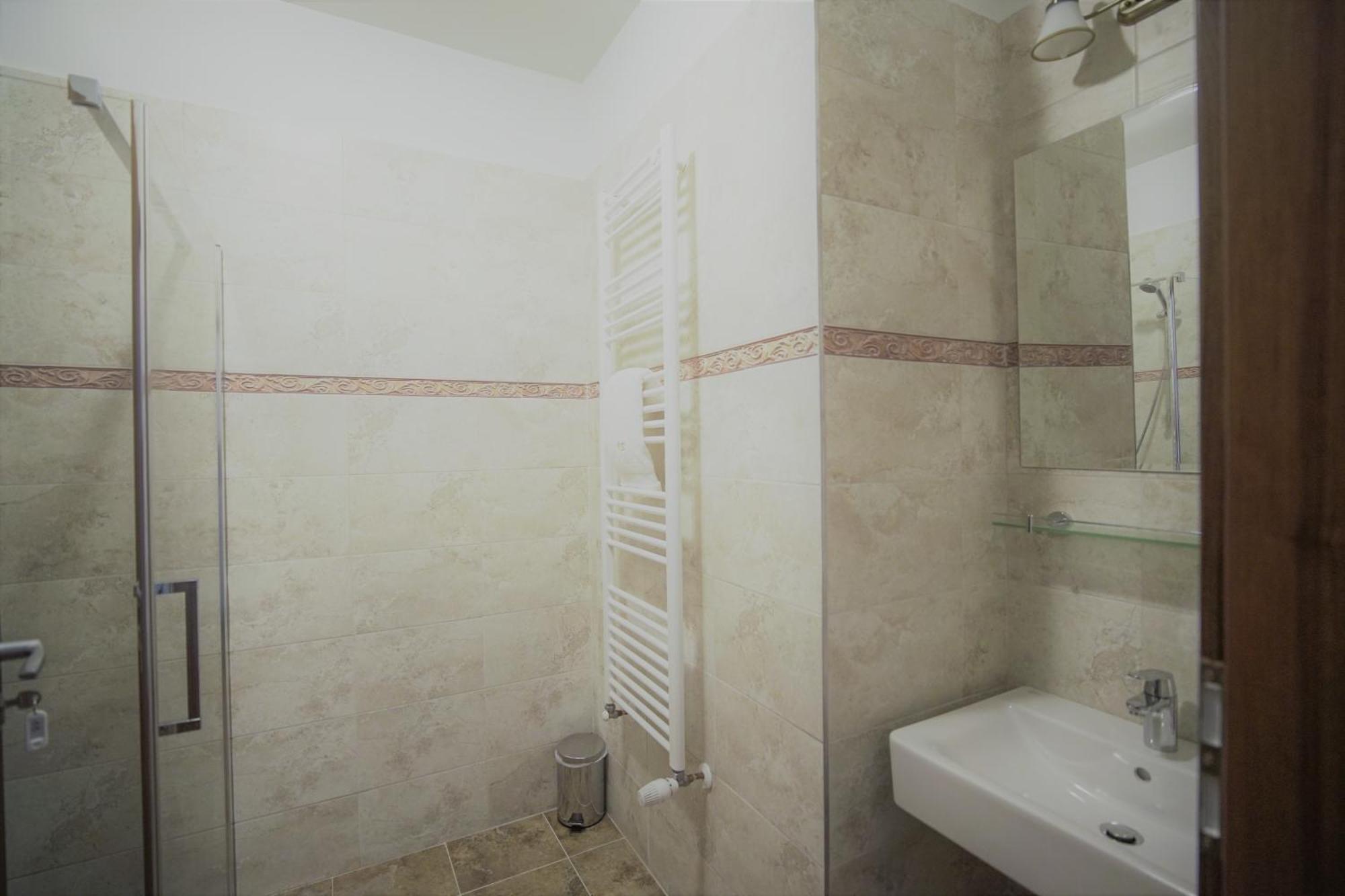 La Curtea Domneasca Hotel Piatra Neamţ Værelse billede